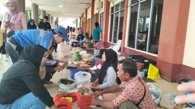 Warga Antusias Kunjungi Pasar Tani Sintang
