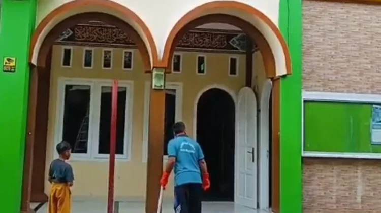 Masjid Al-Muhajirin Atambua Bersihkan Lingkungan jelang Ramadhan