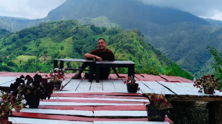 Jembatan Merah-Putih, Spot Foto Indah di SDN Fohomane Berlatar Gunung Lakaan