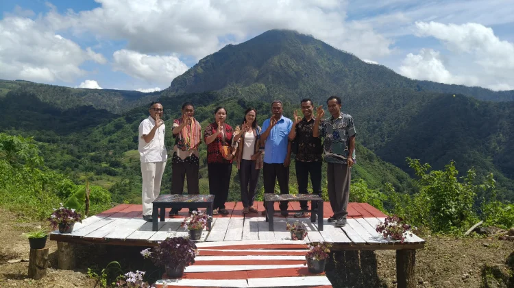 Jembatan Merah-Putih, Spot Foto Indah di SDN Fohomane Berlatar Gunung Lakaan