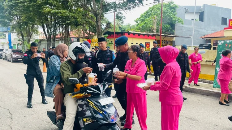 Wujud Kepedulian di Bulan Ramadan, Brimob Atambua dan Bhayangkari Bagikan Takjil
