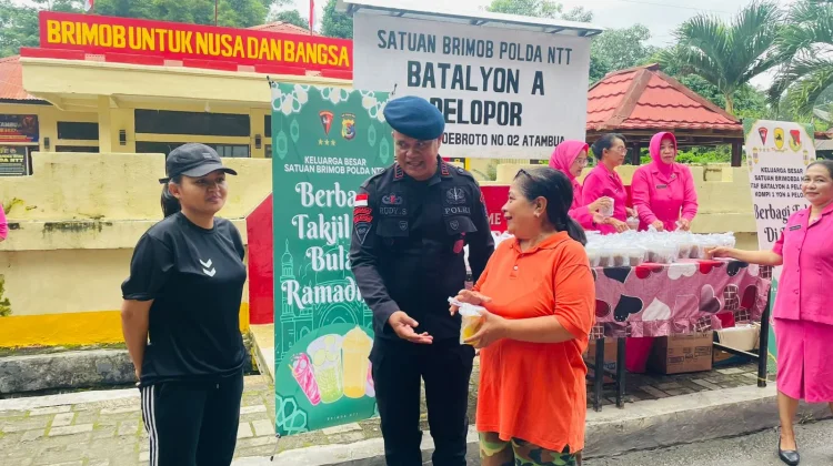 Wujud Kepedulian di Bulan Ramadan, Brimob Atambua dan Bhayangkari Bagikan Takjil