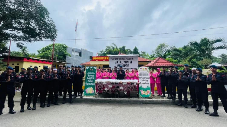 Wujud Kepedulian di Bulan Ramadan, Brimob Atambua dan Bhayangkari Bagikan Takjil