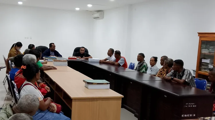 Warga Boen Protes Pemberhentian Kades