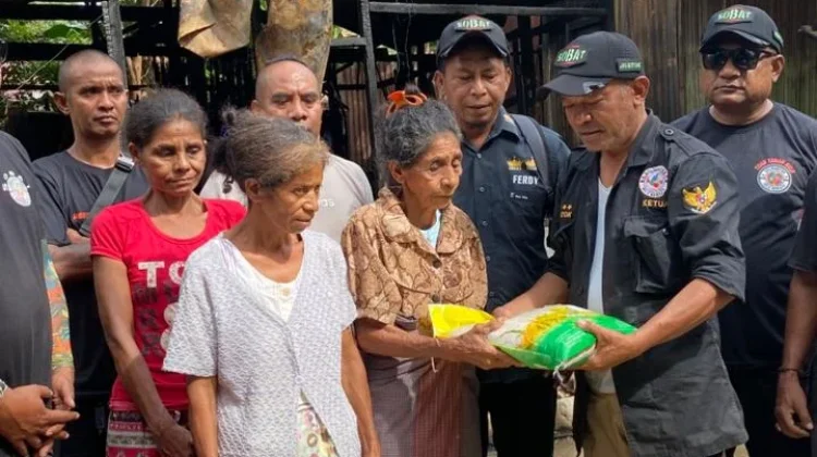 Korban Kebakaran Fatubenao, Haru Terima Bantuan SOBAT Belu