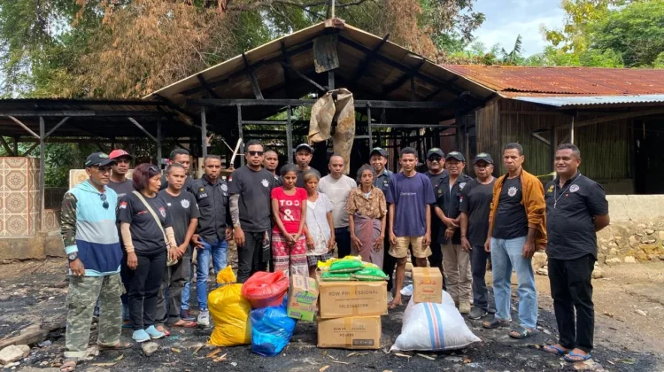 Korban Kebakaran Fatubenao, Haru Terima Bantuan SOBAT Belu