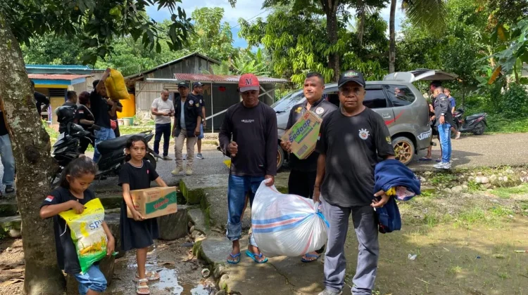 Korban Kebakaran Fatubenao, Haru Terima Bantuan SOBAT Belu