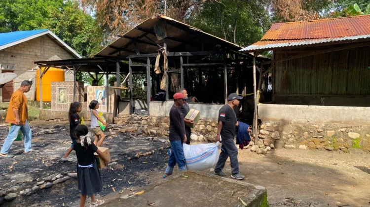 Korban Kebakaran Fatubenao, Haru Terima Bantuan SOBAT Belu