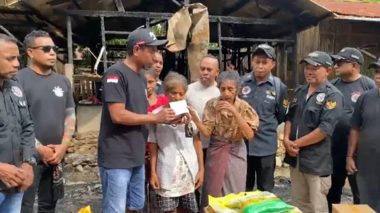 Korban Kebakaran Fatubenao, Haru Terima Bantuan SOBAT Belu