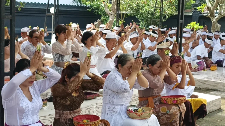 Upacara Tawur Agung Kesanga yang Berlangsung di Pura Atambua Nantha