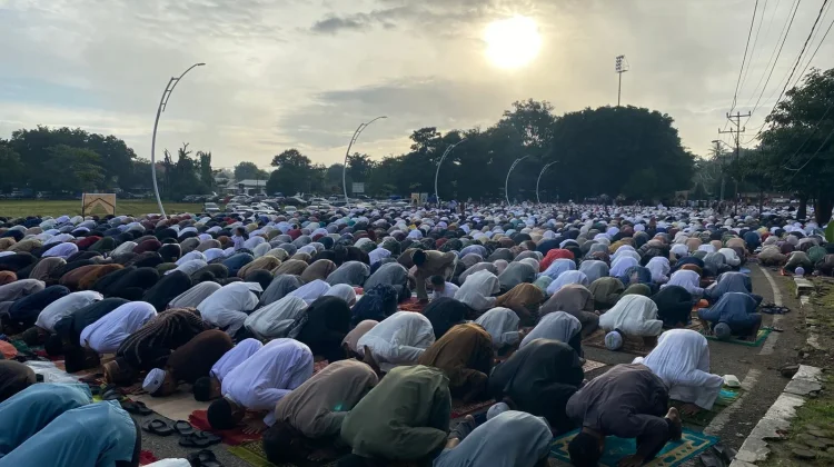 Ribuan Umat Muslim di Atambua Melaksanakan Salat ID 1447 Hijriah