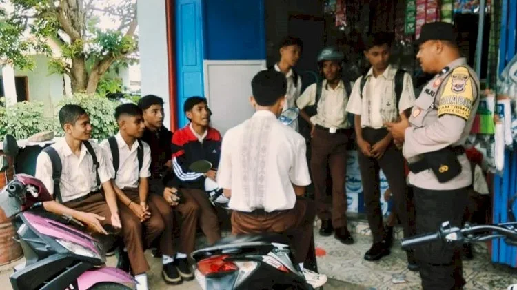 Bhabinkamtibmas Kefa Selatan Sambangi Siswa di Luar Lingkungan Sekolah