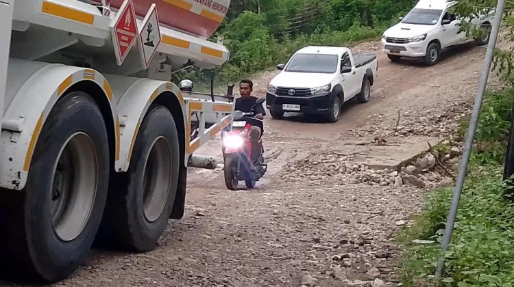 Jalan Malaka-Belu Rusak Parah, Pengendara Terancam