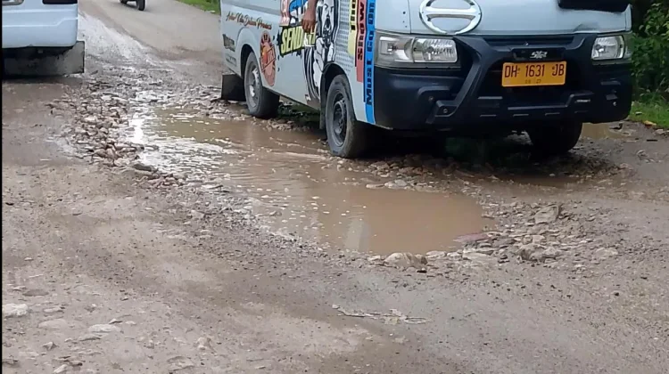 Jalan Malaka-Belu Rusak Parah, Pengendara Terancam