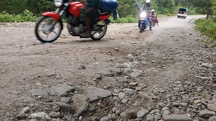 Jalan Malaka-Belu Rusak Parah, Pengendara Terancam