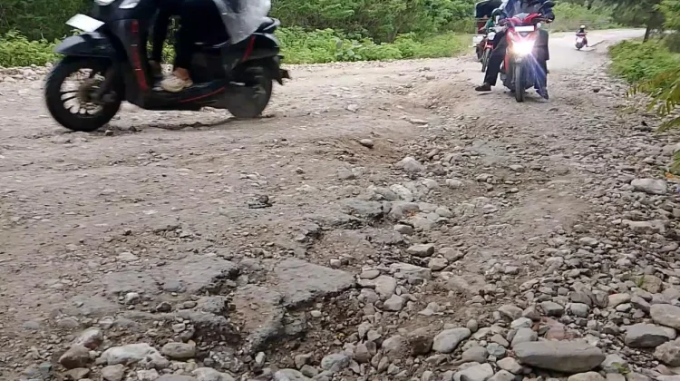 Jalan Malaka-Belu Rusak Parah, Pengendara Terancam