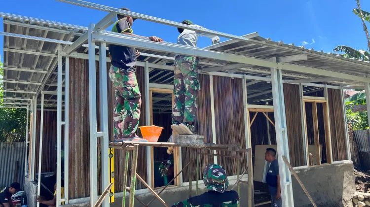 Satgas Yonarmed 12 Kostrad Kembali Bangun Rumah Layak Huni