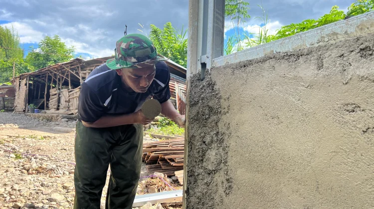 Satgas Yonarmed 12 Kostrad Kembali Bangun Rumah Layak Huni