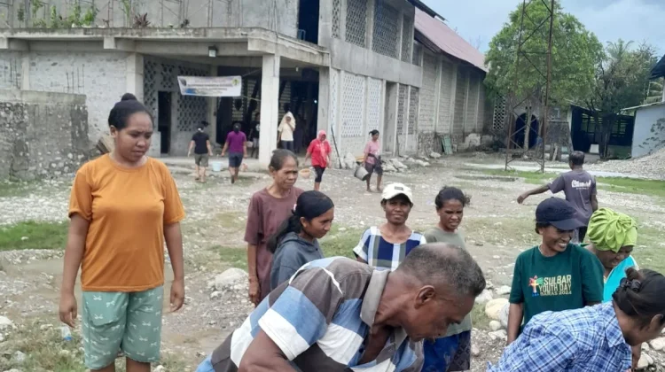 Bergotong Royong Merenovasi Gereja
