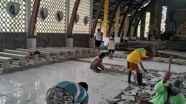 Bergotong Royong Merenovasi Gereja