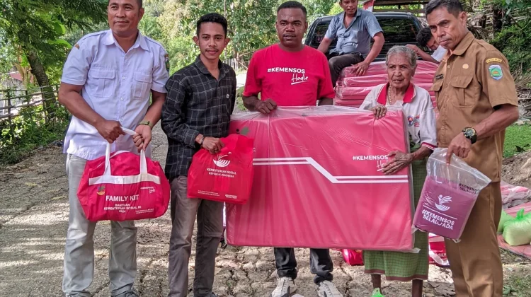 Warga Terdampak Longsor Kereana Terima Bantuan Darurat