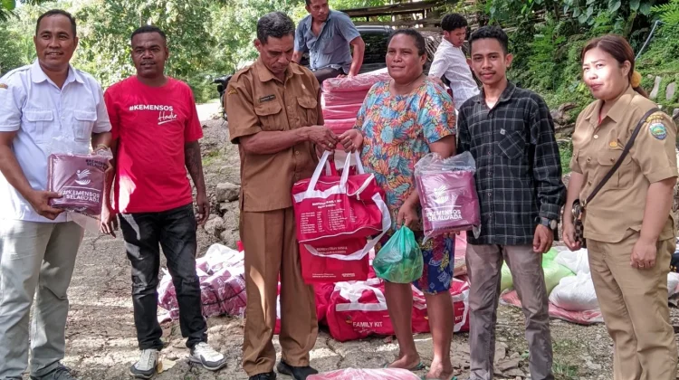 Warga Terdampak Longsor Kereana Terima Bantuan Darurat
