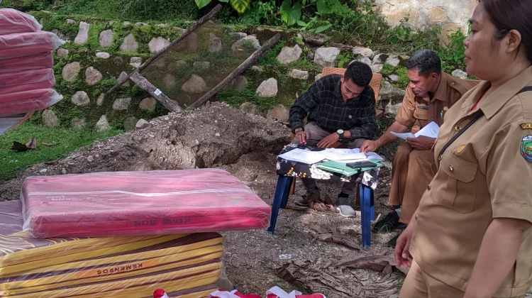 Warga Terdampak Longsor Kereana Terima Bantuan Darurat