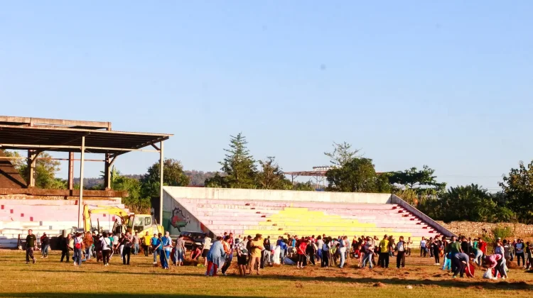 Stadion Haliwen Mulai di Bersihkan