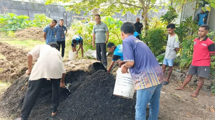 Warga Binaan Lapas Atambua Belajar Membuta Pupuk Biochar