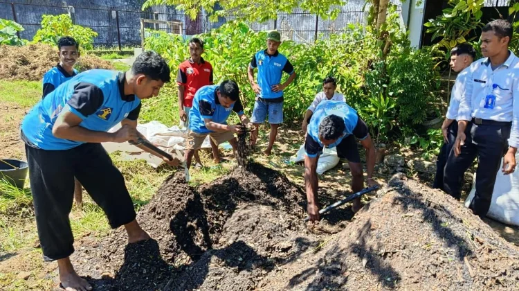Warga Binaan Lapas Atambua Belajar Membuta Pupuk Biochar