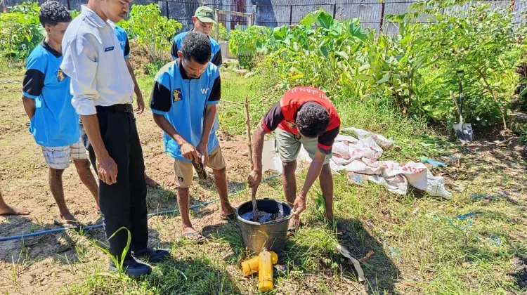 Warga Binaan Lapas Atambua Belajar Membuta Pupuk Biochar
