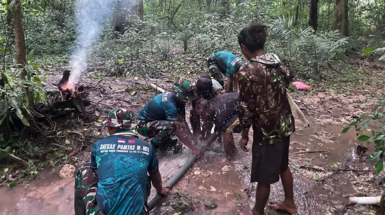 TNI dan Warga Motamasin Gotong Royong Perbaiki Pipa