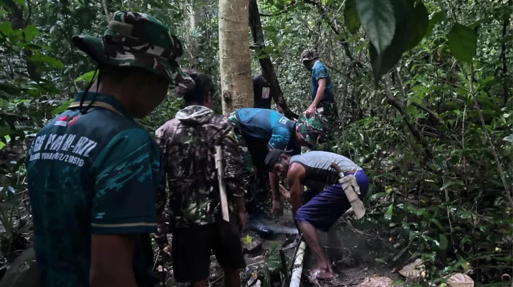 TNI dan Warga Motamasin Gotong Royong Perbaiki Pipa