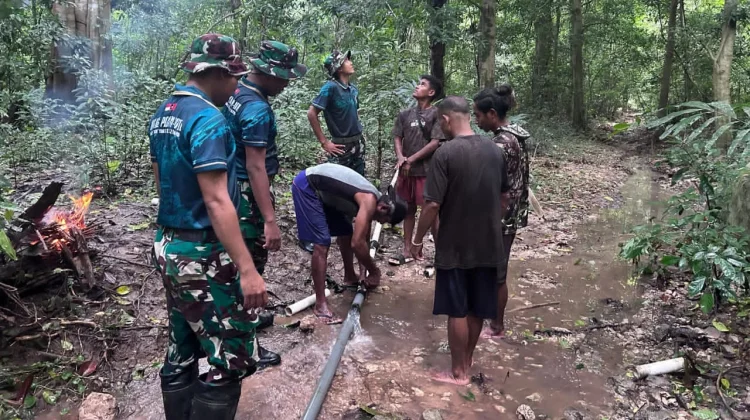 TNI dan Warga Motamasin Gotong Royong Perbaiki Pipa