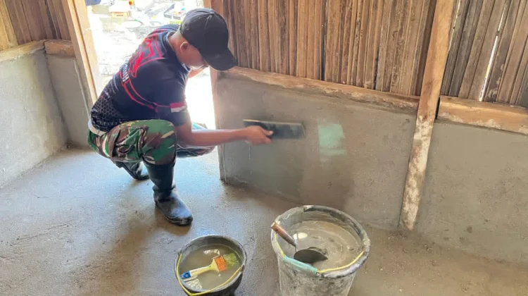 Satgas Yonarmed 12 Bedah Rumah Layak Huni