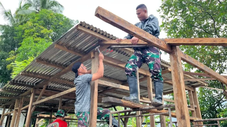 Satgas Yonarmed 12 Bedah Rumah Layak Huni