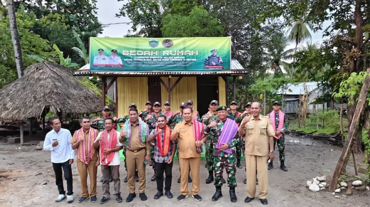 Satgas Yonarmed 12 Bedah Rumah Layak Huni