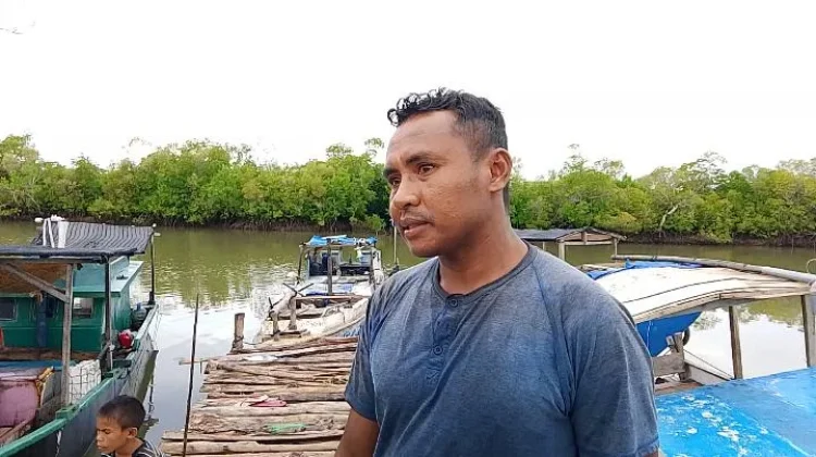 Nelayan Malaka Bertaruh Nyawa Hadapi Gelombang Tinggi