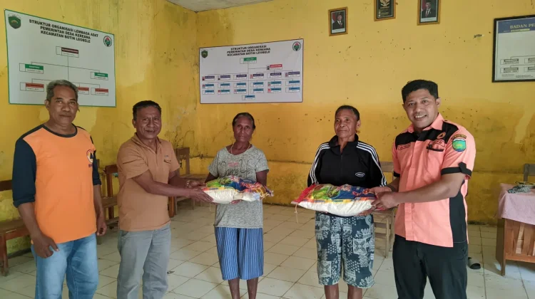 BPBD Malaka Salurkan Beras untuk Korban Longsor Kereana