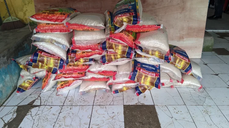 BPBD Malaka Salurkan Beras untuk Korban Longsor Kereana