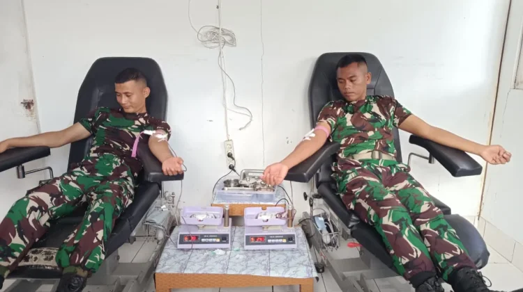 Lima Anggota Yonarmed 12 Kostrad Donor Darah Bantu Pasien Lansia