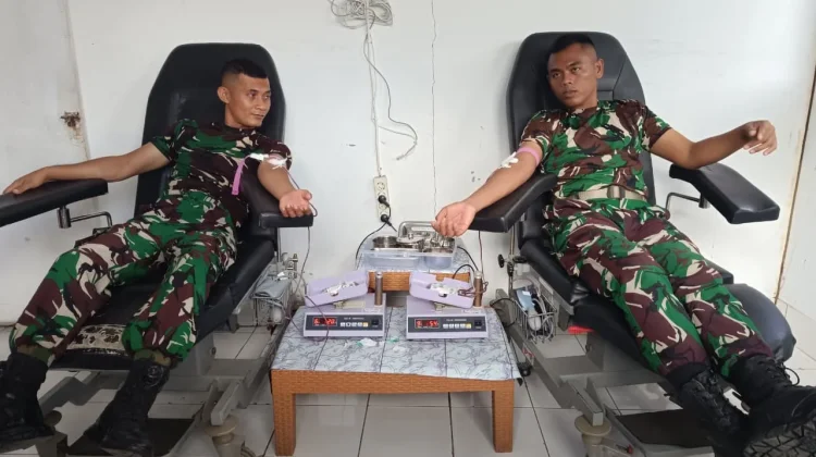 Lima Anggota Yonarmed 12 Kostrad Donor Darah Bantu Pasien Lansia