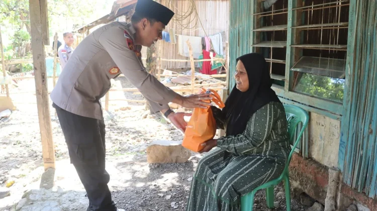 Kapolres Belu Bagikan Kurban dan Beras ke Warga