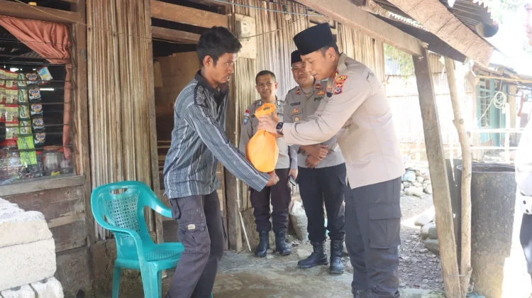Kapolres Belu Bagikan Kurban dan Beras ke Warga