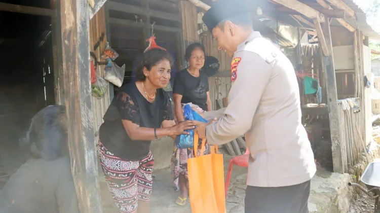 Kapolres Belu Bagikan Kurban dan Beras ke Warga