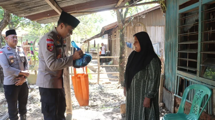Kapolres Belu Bagikan Kurban dan Beras ke Warga