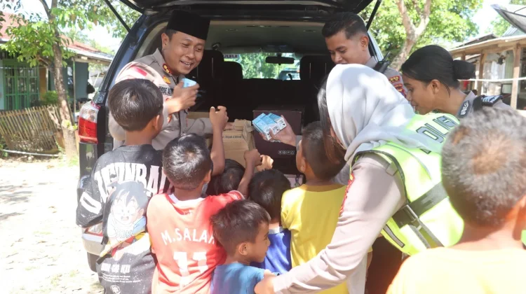 Kapolres Belu Bagikan Kurban dan Beras ke Warga