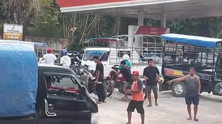 Stok BBM Terbatas Warga Malaka Antre sejak Dini Hari