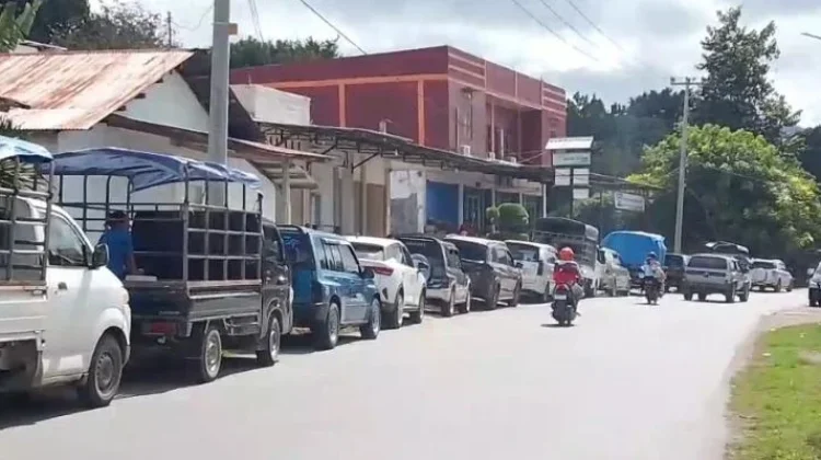 Stok BBM Terbatas Warga Malaka Antre sejak Dini Hari