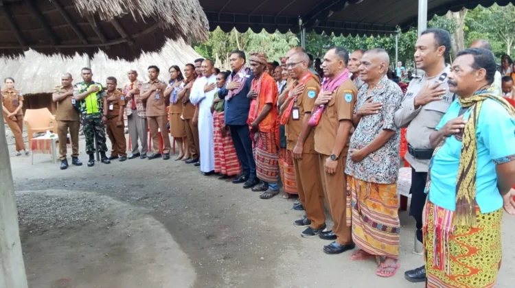Bupati TTU Serahkan Rumah Layak Huni untuk Keluarga Evilina